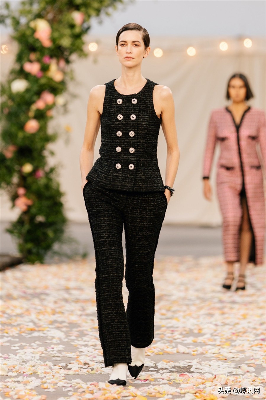 香奈儿高定新娘造型,香奈儿2019春夏高定婚纱