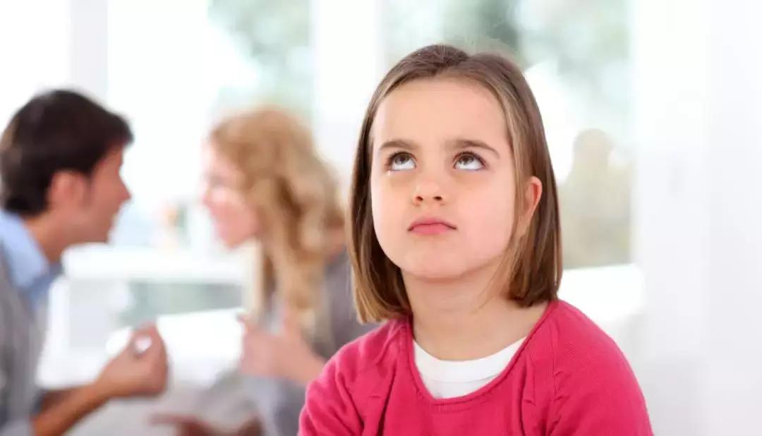 宝宝穿开裆裤危害秋冬,宝宝穿开裆裤坐在地上的危害