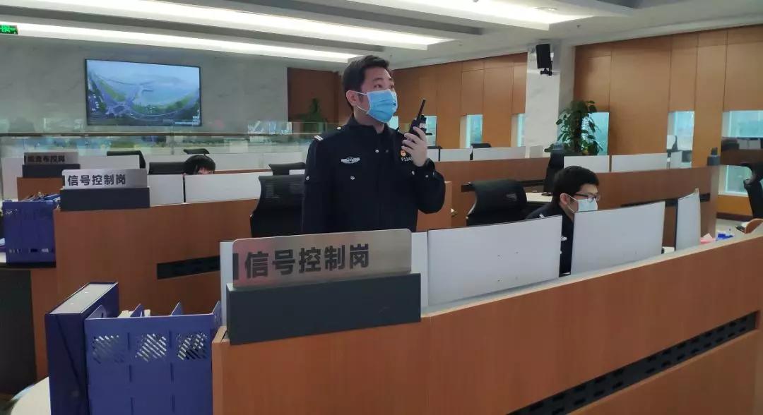 珠海一的哥接到家里电话，深夜闯红灯被扣12分！交警得知竟撤罚单？