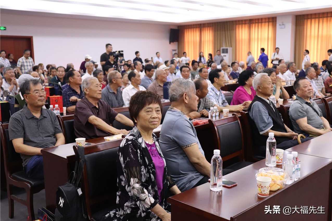 钢铁年代战友重逢,钢铁情怀