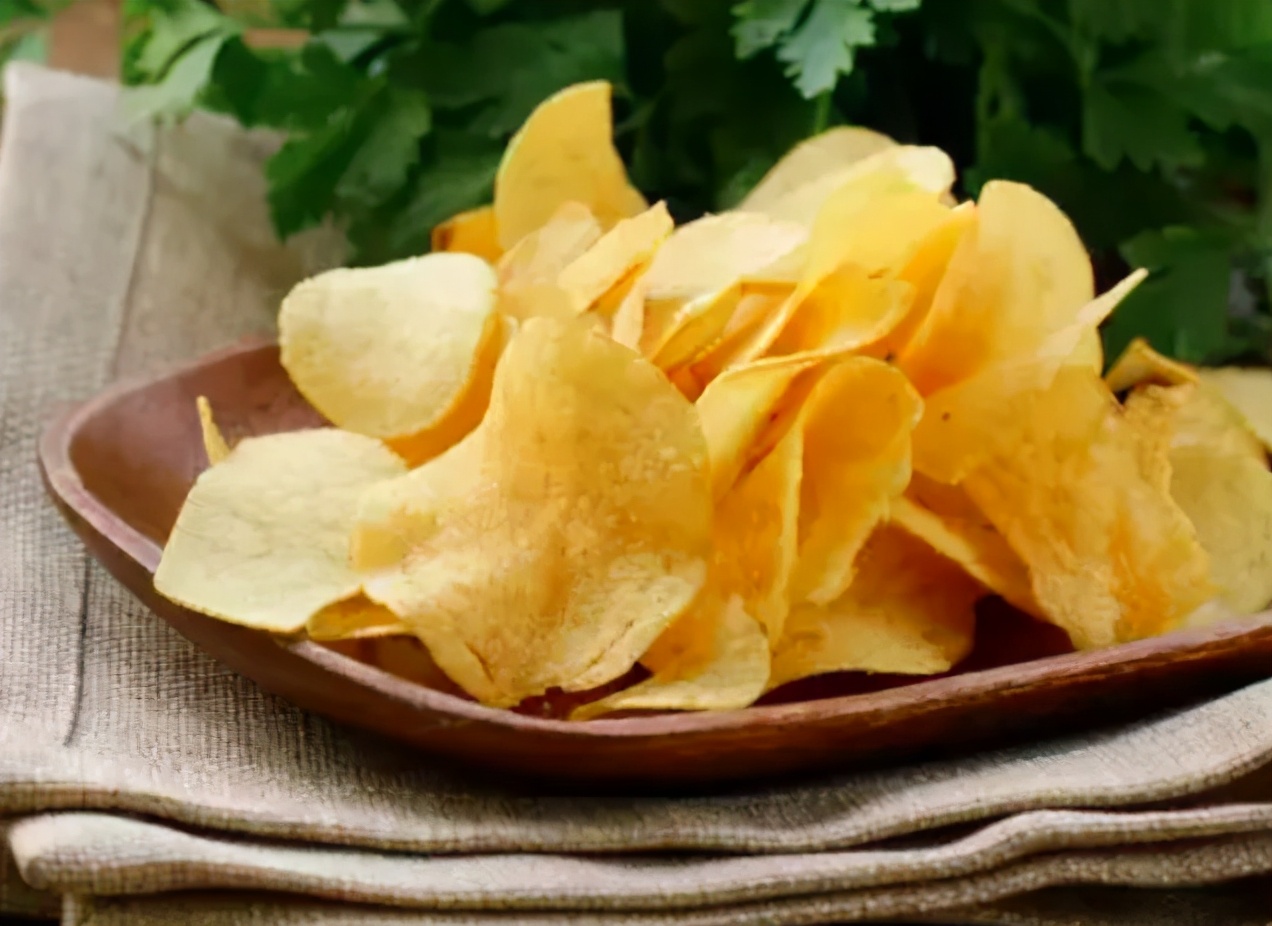 袋装薯片里的气体有什么作用,罐装薯片没拆封鼓气了能吃吗