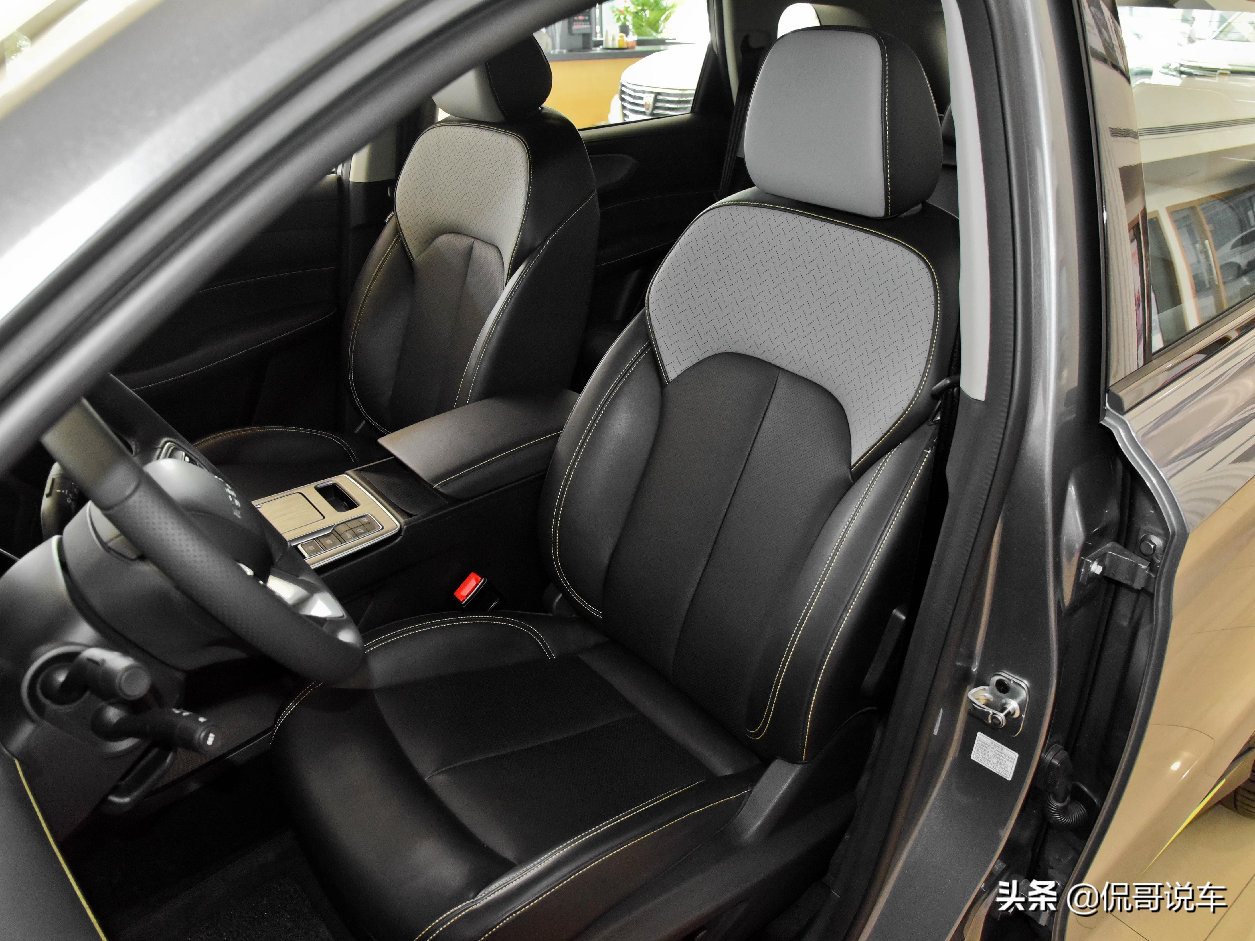 油耗6.8L，大屏配置多，大空间主流紧凑型SUV，带你看荣威RX5