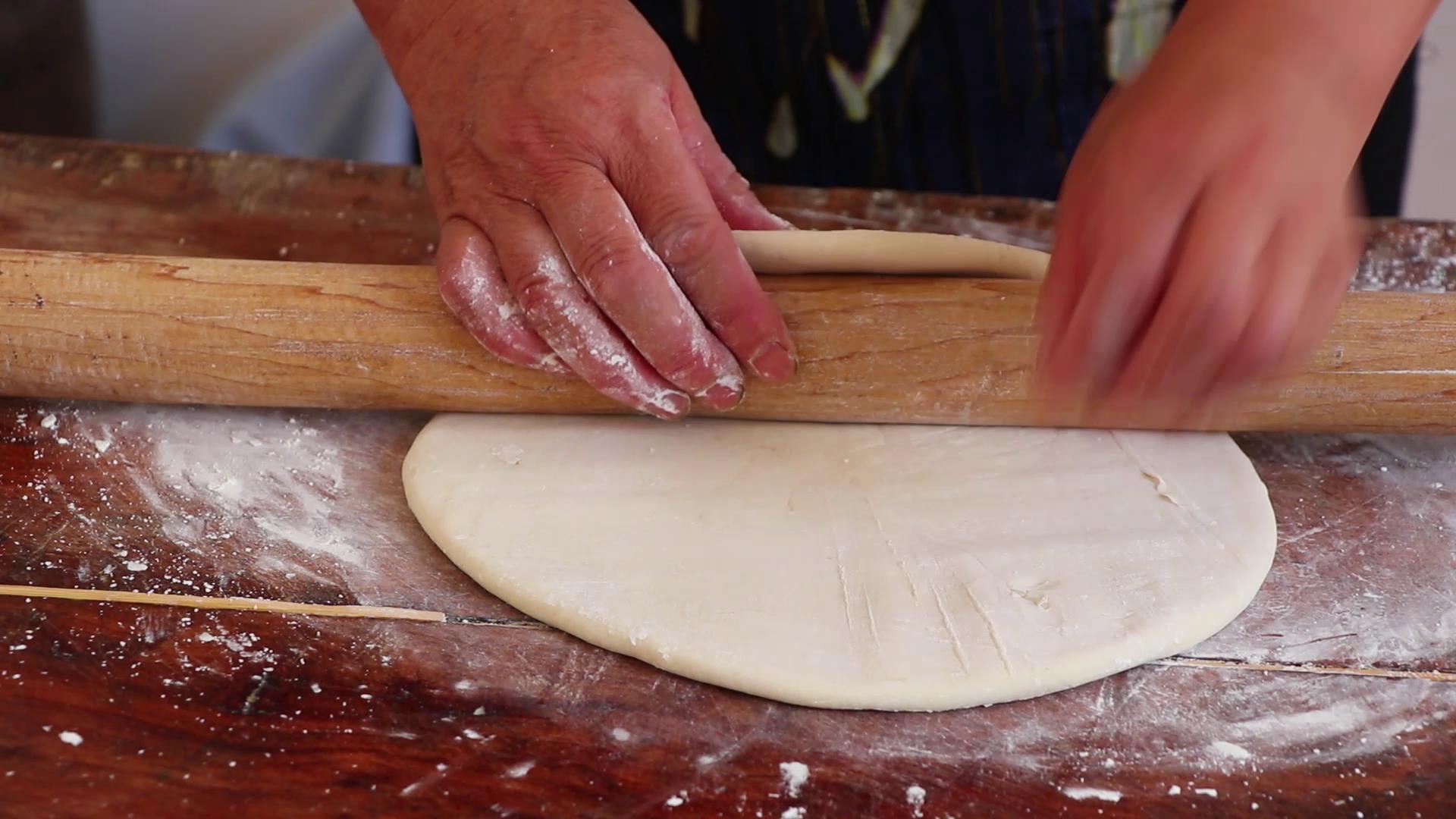手擀面面条和面的正确配方,手擀面条怎样和面筋道商用