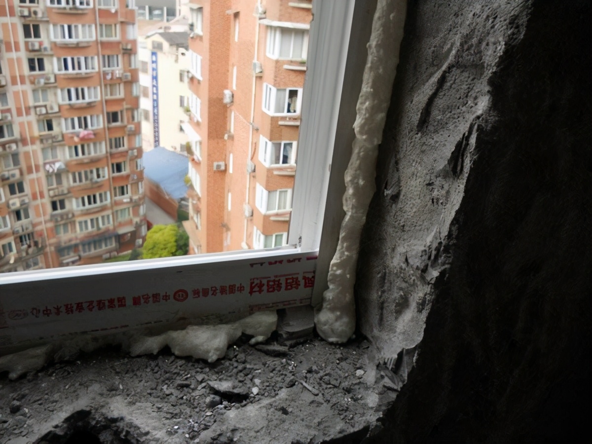 窗户框和墙体交界处漏水怎么解决,窗户边漏水找谁处理