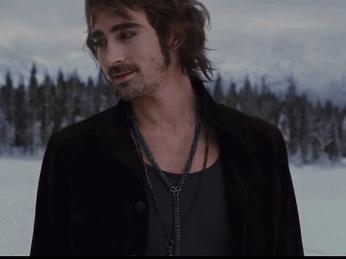 7年前惊艳世界的精灵王,如今在开拖拉机,“大王您养鸡都美”