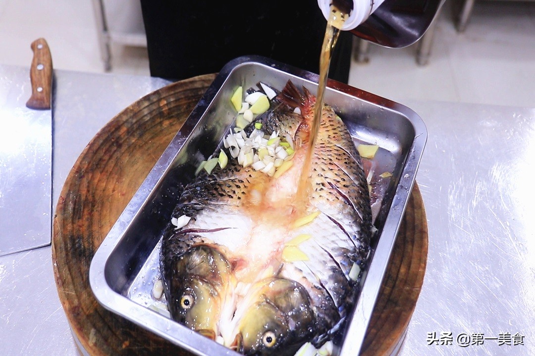 烤箱烤鱼怎么做才能烤得外酥里嫩,大厨免费教你免费制作美味烤鱼