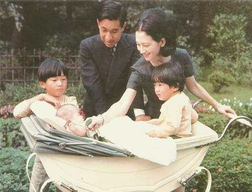 明仁天皇退位后，皇后美智子要改称皇太后吗？