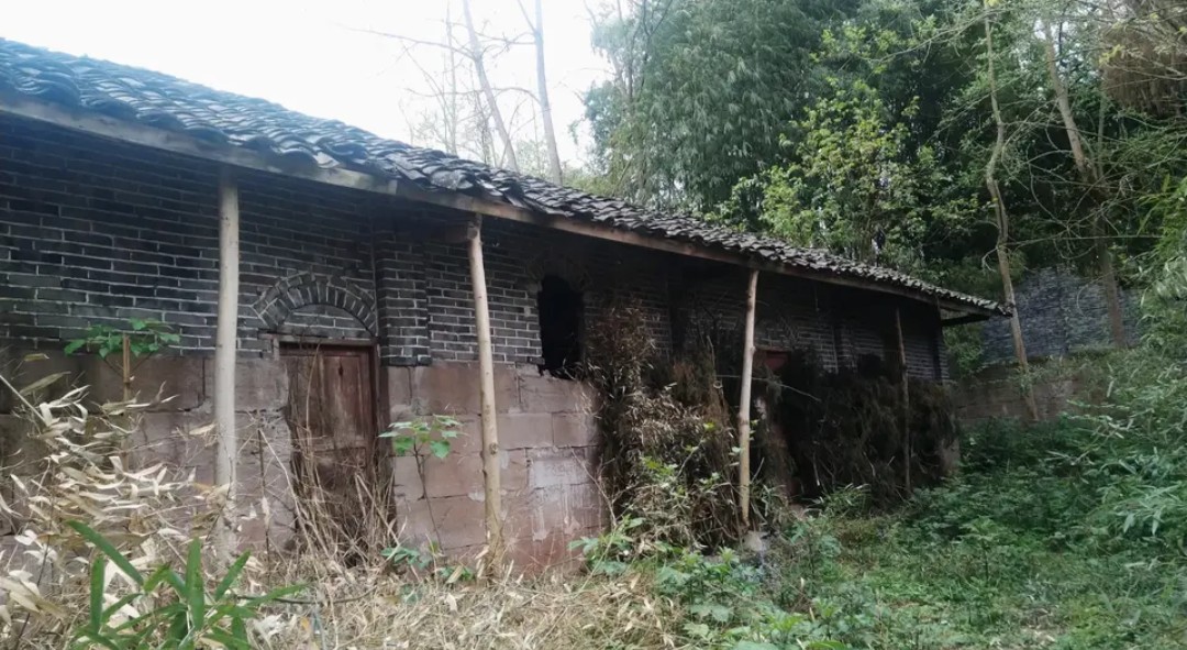 八九十年代的老瓦房,长年无人居住,确权登记时户主该写谁的名字