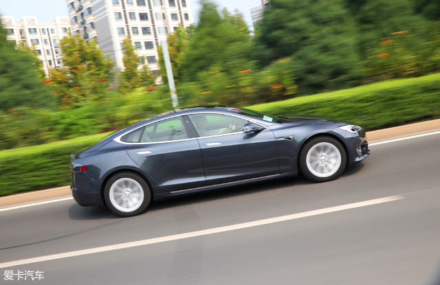 特斯拉modelsperformance,特斯拉modelsplaid版vs布加迪