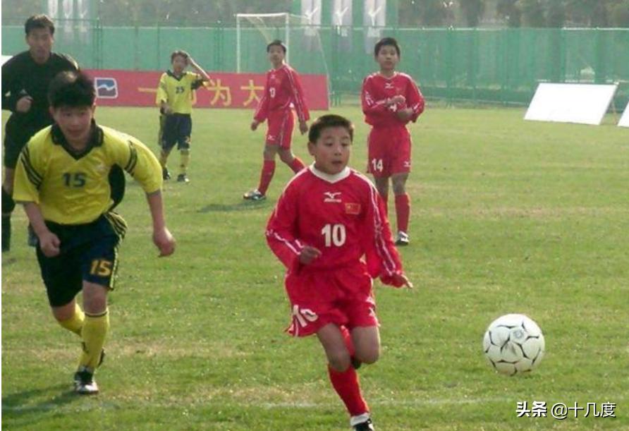 武磊六一儿童节送祝福、并展示10岁时的高超球技