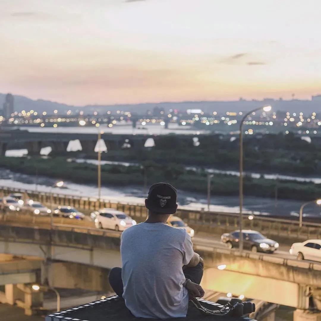 拍照姿势大全男生对镜子超清,男生在花海怎么拍照姿势好看