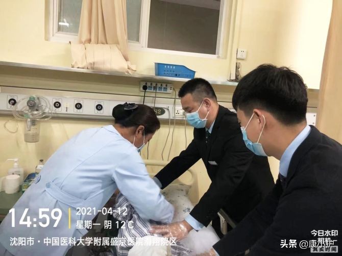 即使手指已弯曲变形，患者仍努力尝试为泰心康护护理员竖起拇指