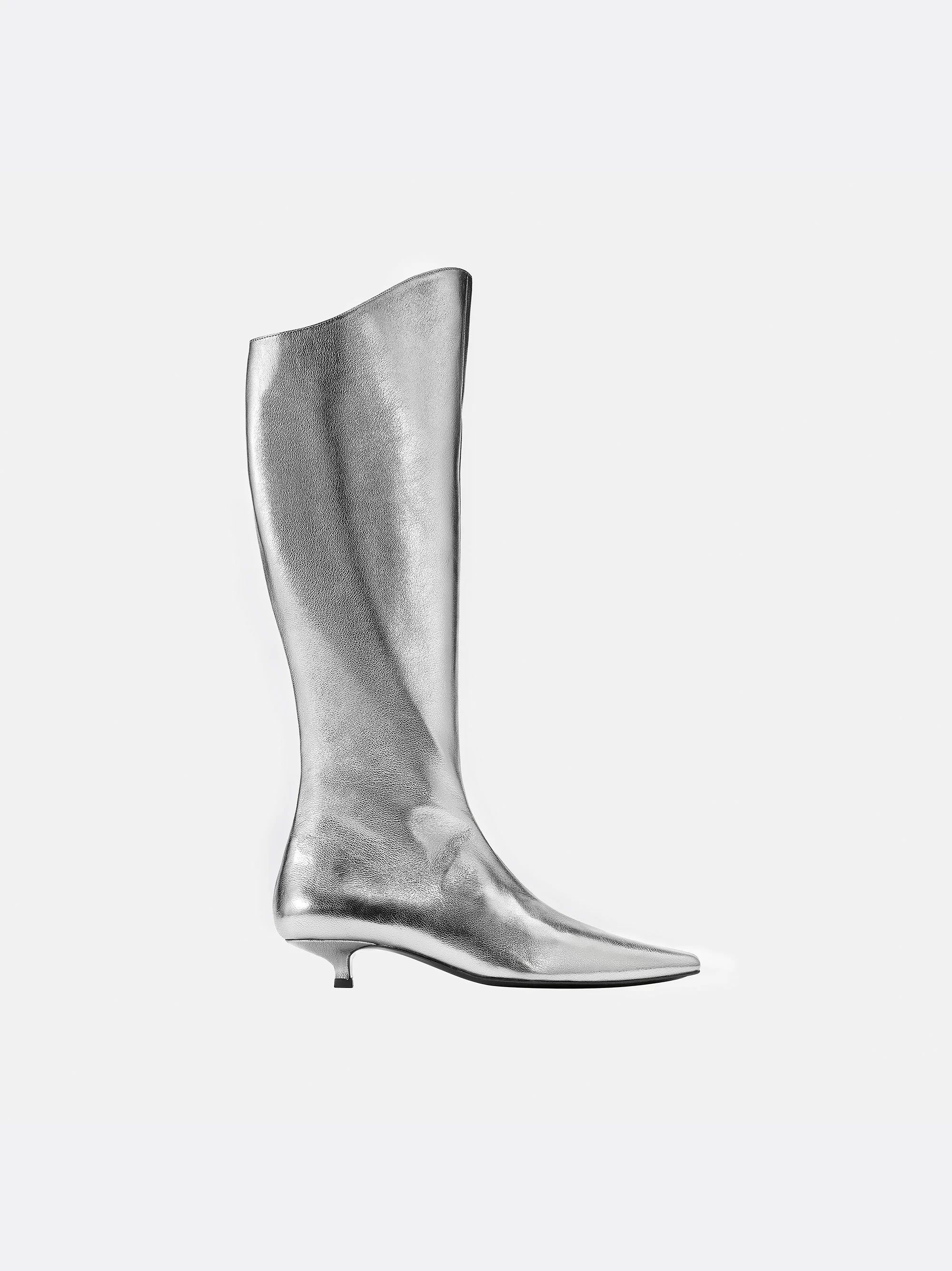 看见今年秋冬必入的第一双靴子，我方了……