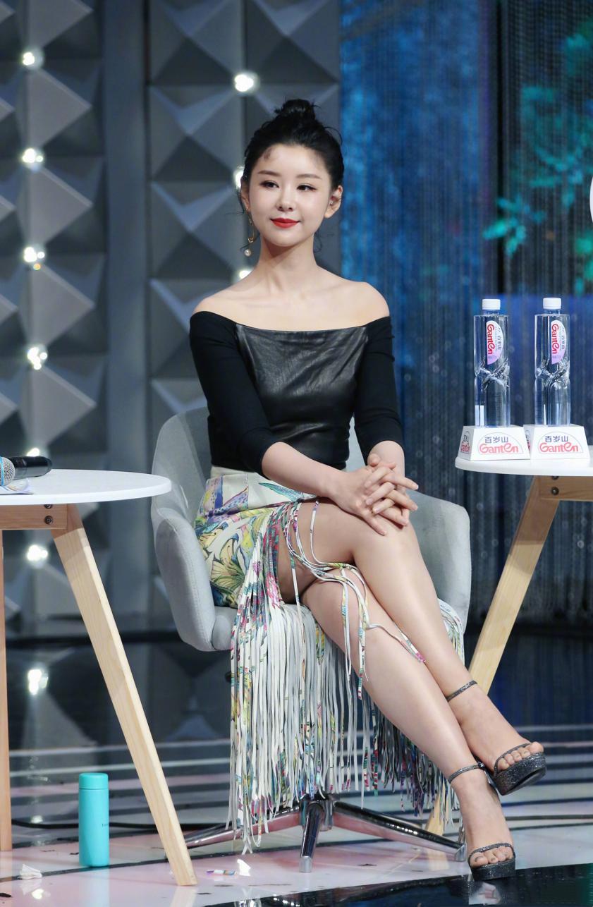 李小萌穿深v领亮片连衣裙亮相,李小萌穿着黑色裙子戴束腰