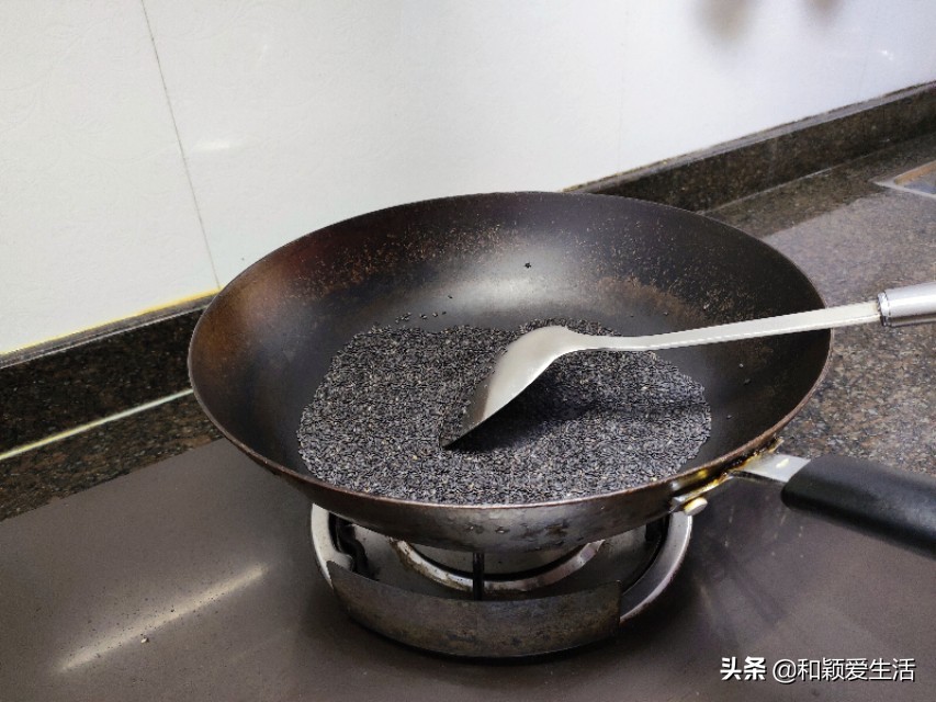 炒黑芝麻和冰糖一起炒,黑芝麻怎么做吃起来不苦