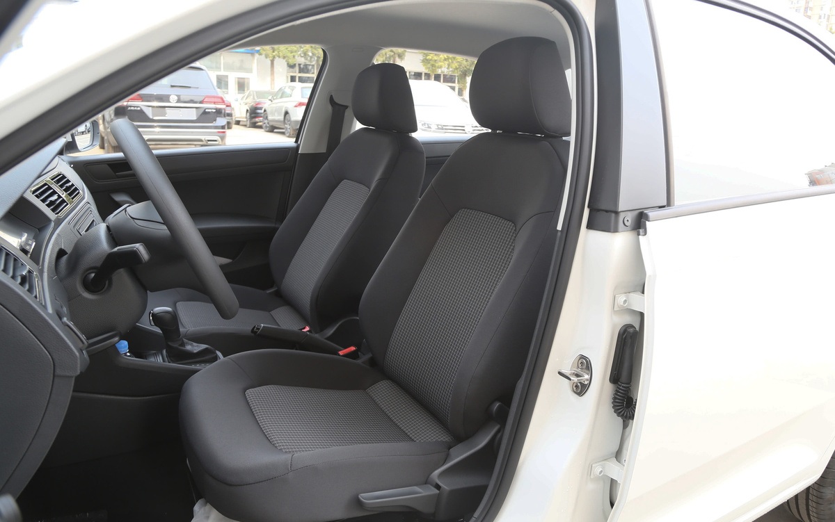 新款桑塔纳两三万公里得多少钱,皮实省油耐造的家轿桑塔纳