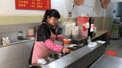 牛肉包子、热干面和豆皮，寻找传说中的武汉老武锅“三大金刚”