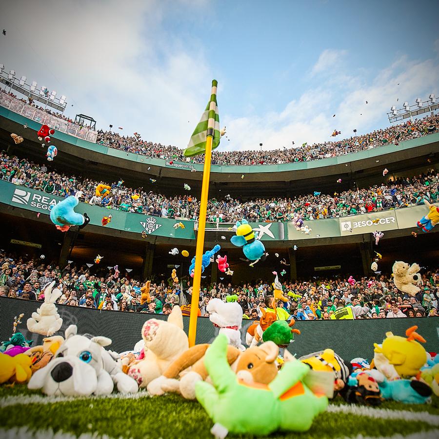 足球场上下起玩具雨怎么处理,足球下起玩具雨
