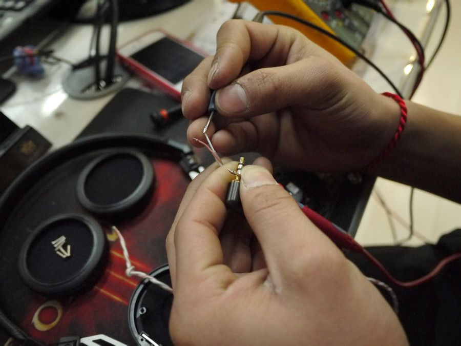 耳机的线怎么重新接,断线怎么接线不伤线