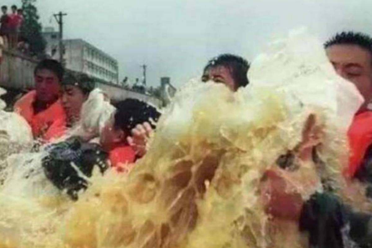 九江长江大堤决口，*镕基朱**与当地领导握手板着脸，讲话时偷偷擦泪