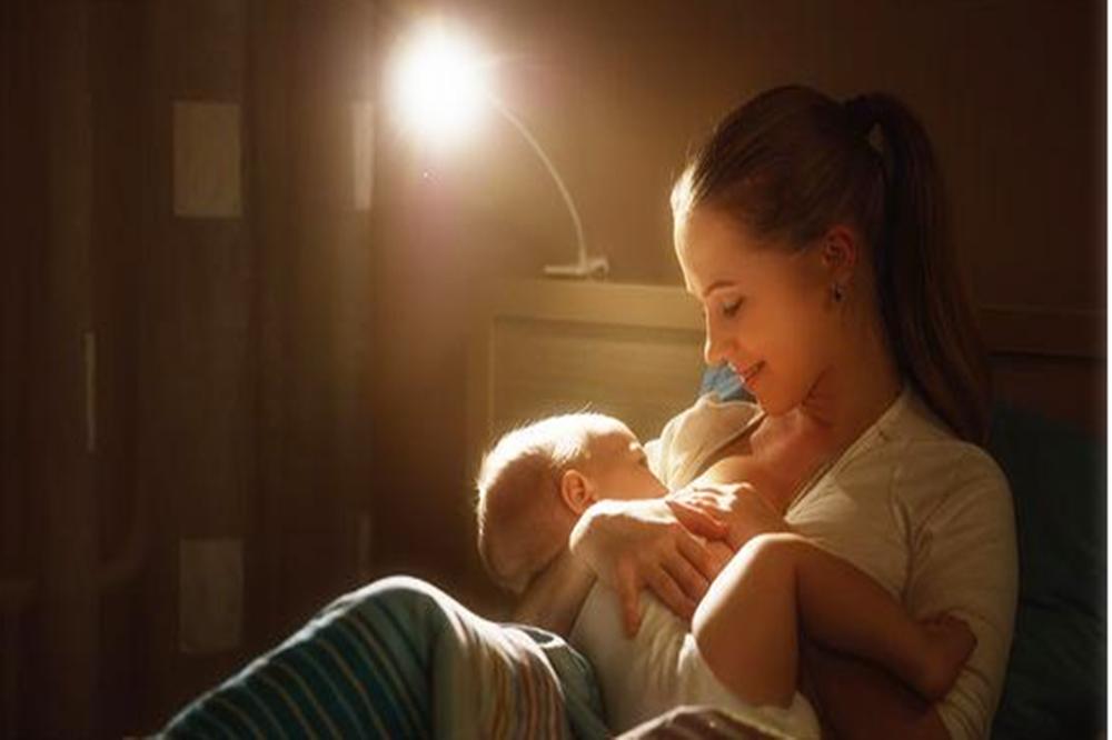 宝宝多大会吃夜奶最合适,宝宝吃夜奶一顿吃多少合适