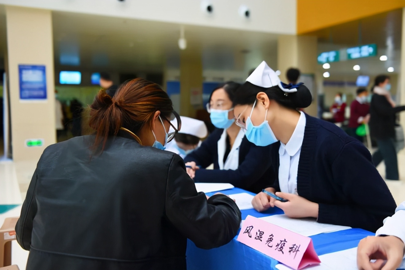 10月12日世界关节炎日义诊宣传,送温暖健康义诊
