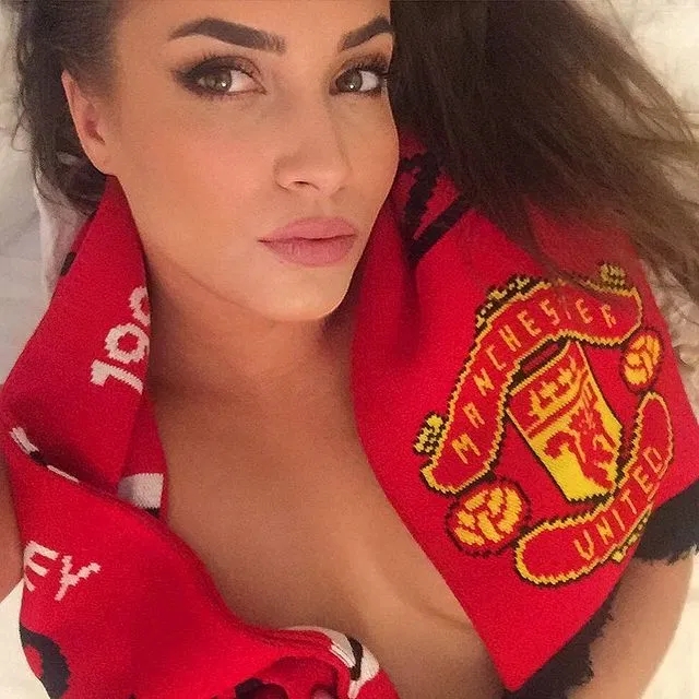 c罗重回曼联身穿七号球衣图片,c罗照片晒球衣