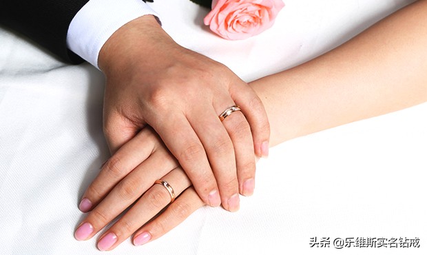 买结婚钻戒是定制的好还是成品好,结婚买戒指买白银还是黄金