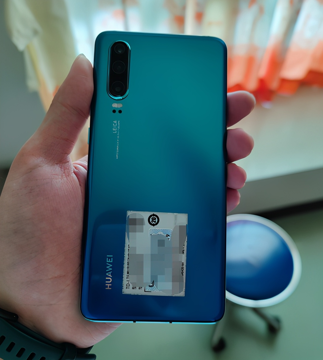 用了三年p30还值多少钱,华为p30摔了一下屏幕就黑了