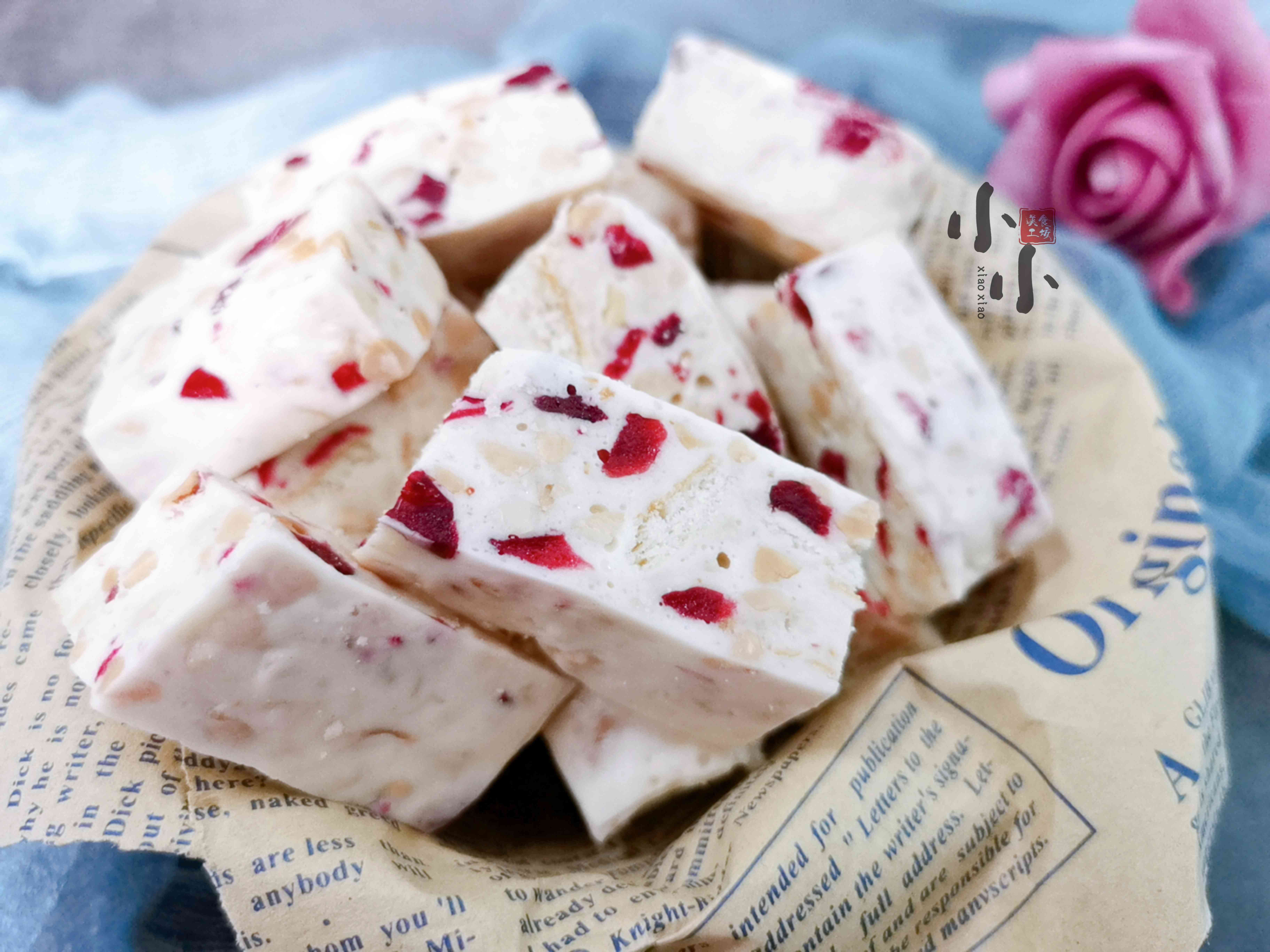 酥脆软糯的牛轧糖好吃到停不下来,绝对不粘锅的牛轧糖的做法步骤