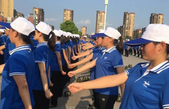 原地摆臂练习对中长跑有什么作用,小步跑原地前后摆臂练习各50次