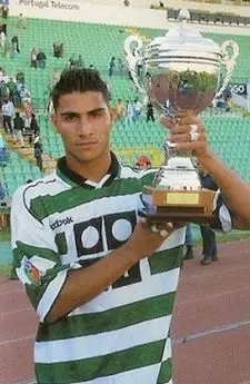 他拥有世上无与伦比的外脚背技术，比C罗更有天赋可是难有成就