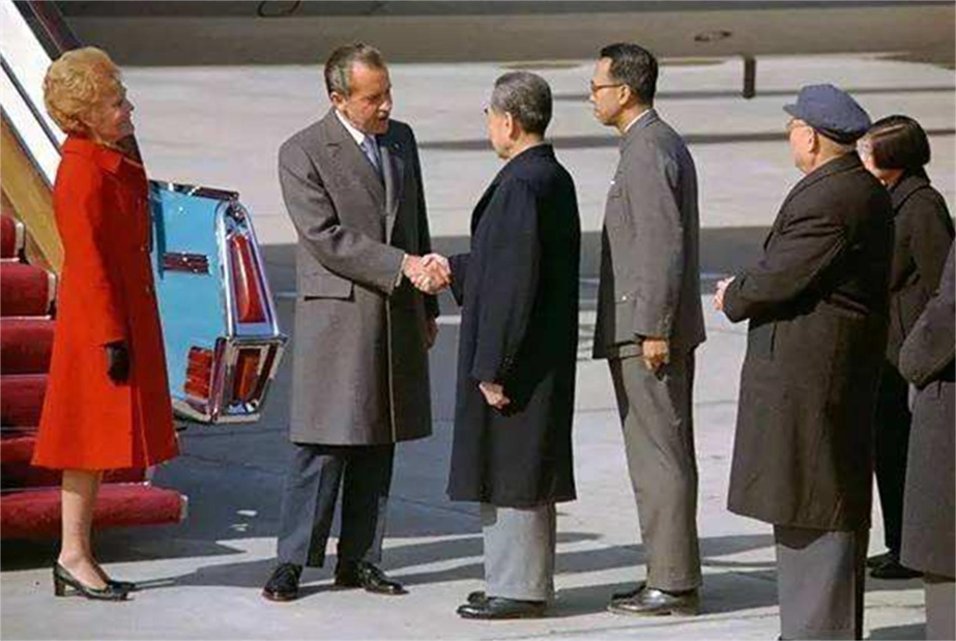 1972年周总理给尼克松敬酒,故意把杯口向上抬,如今看来的确高明