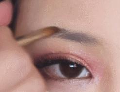 眼妆画完一会就脏掉了,眼妆一画就显得凶