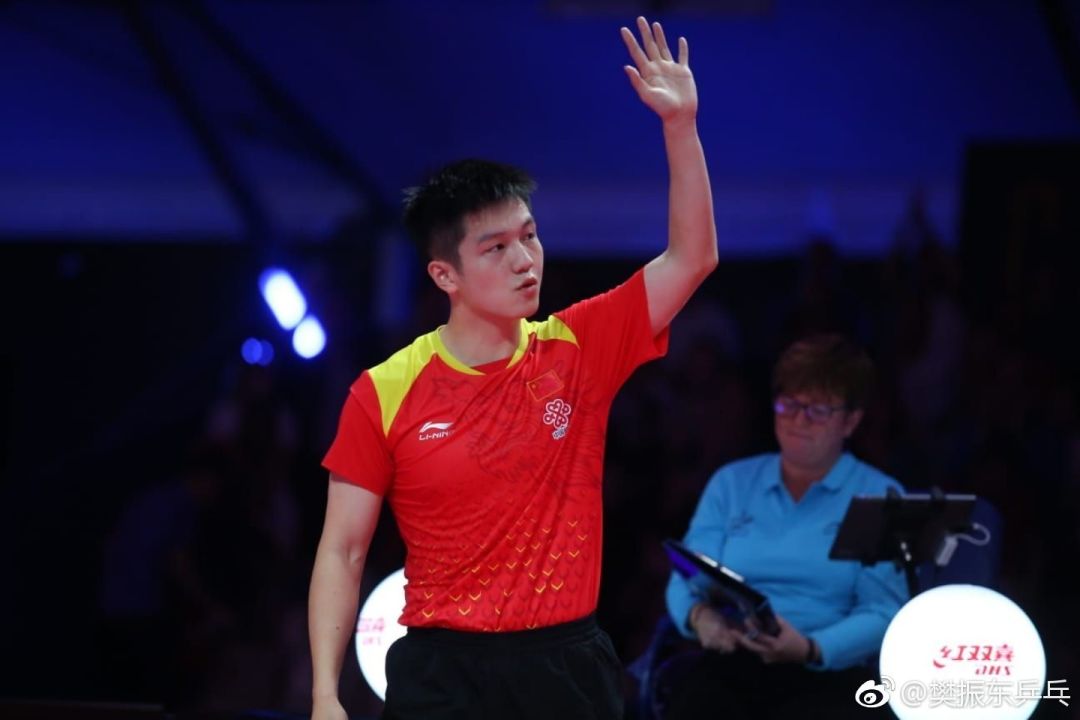 樊振东从小鲜肉到国乒领军人物,樊振东早期和粉丝牵手