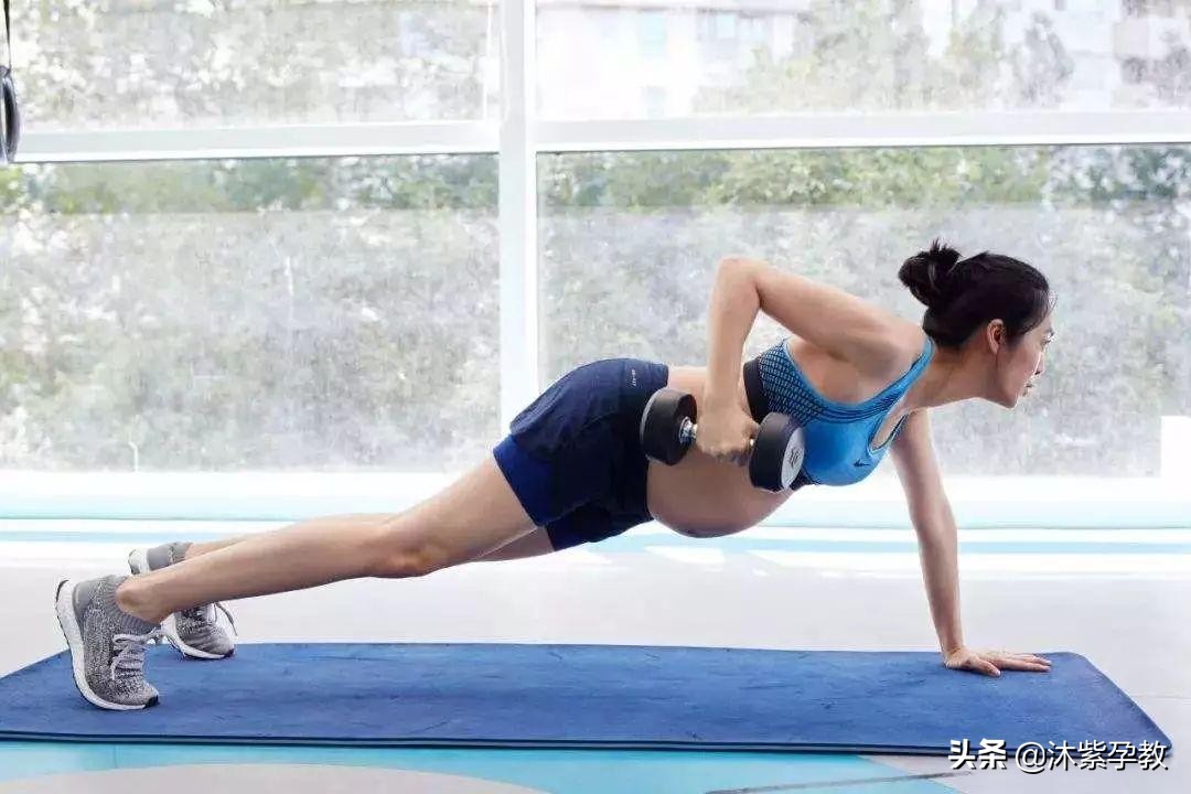 孕妈妈健身日常,孕期可以运动改善驼背