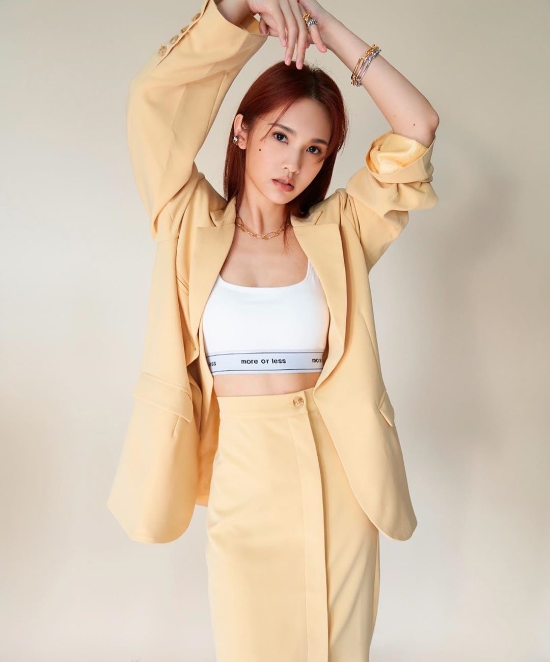 杨丞琳晒最近健身照，白色露脐背心配黑色哈伦裤，状态越来越年轻