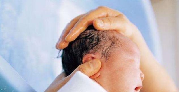 4岁小孩嘴巴突然肿成香肠嘴原因,孩子嘴巴肿得像香肠