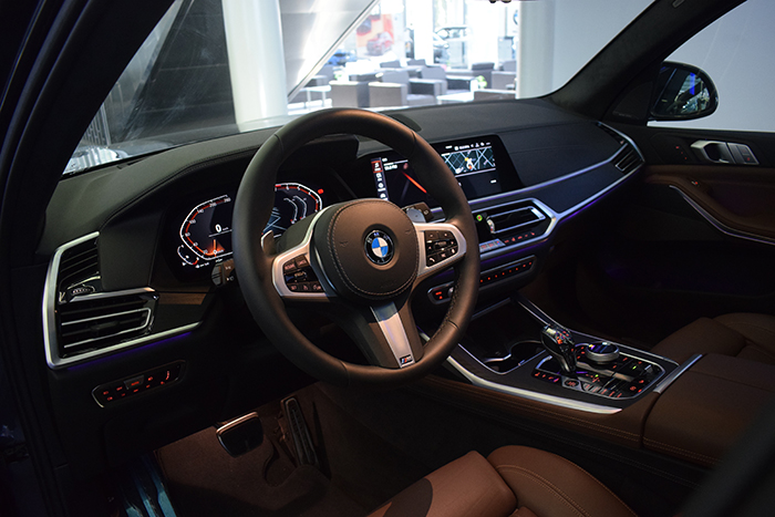 宝马x750i试驾视频,宝马x72022款试驾