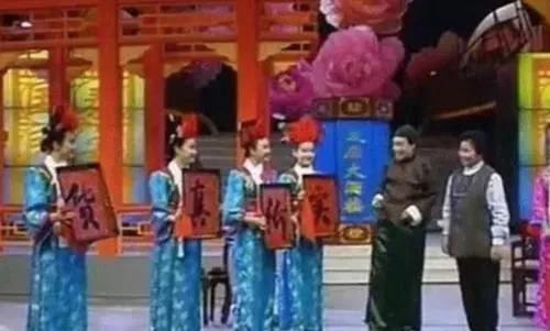 天津人排队买的月饼 (实拍天津人排队买月饼)