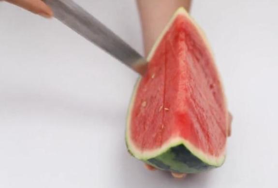夏天吃西瓜怎么切,酒店切西瓜方法技巧