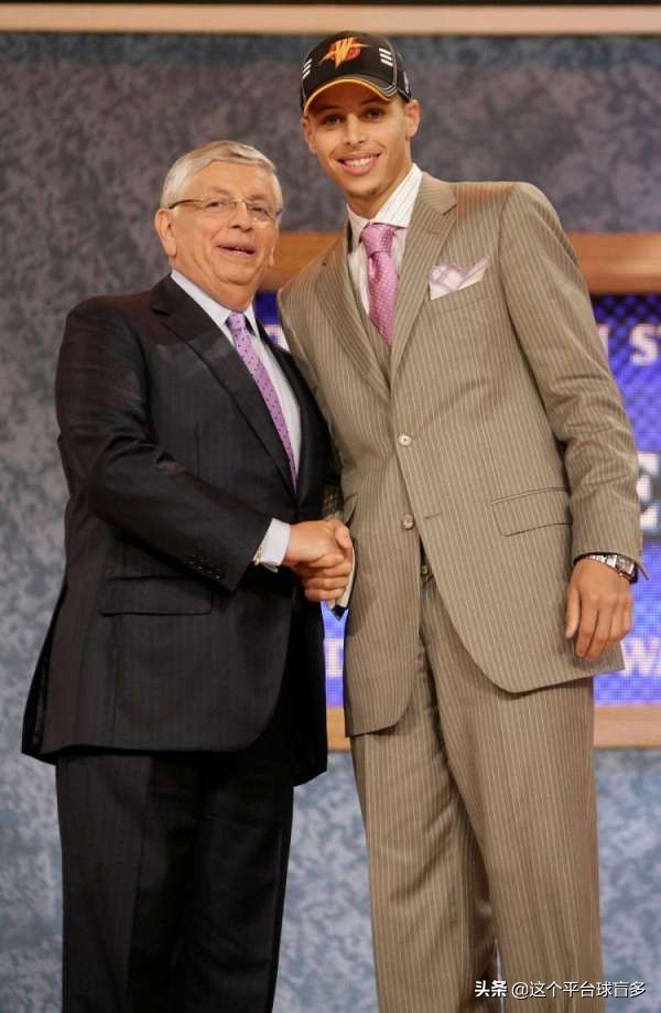 勇士队选择了斯蒂芬库里,勇士库里3年