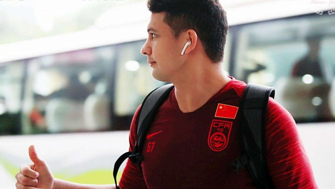 艾克森怒怼记者,艾克森被记者质疑