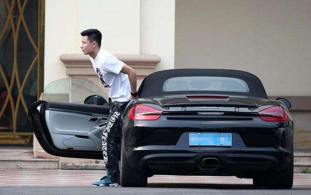 汗颜！男足年薪千万，女足主力却在论坛收二手球鞋