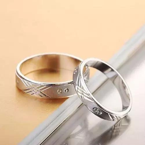 结婚戒指最好是银的还是金的,结婚戒指是用黄金还是钻戒