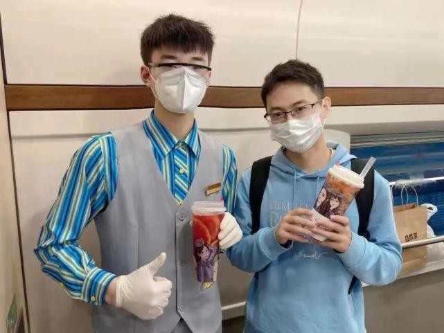 日均销售3000杯，定价26元的高铁奶茶来了，乘客：太贵了｜欧界