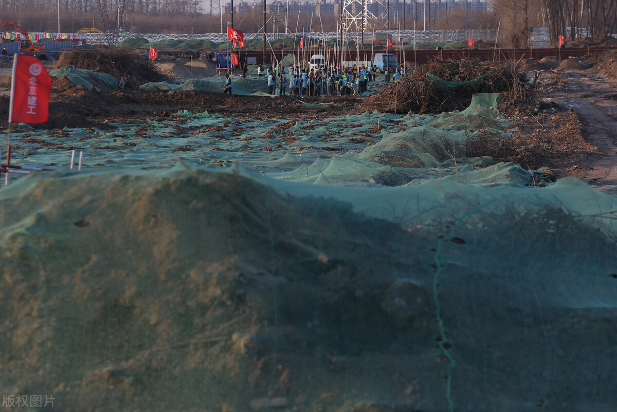 建筑工地挖出鬼火,地下冒绿光挖出的东西