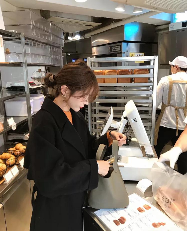 韩系欧尼风衣外套,韩国欧尼黑色大衣搭配