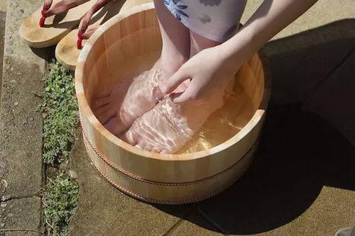 孕期脚肿得像猪蹄如何缓解,孕期脚肿的姐妹怎么缓解有效