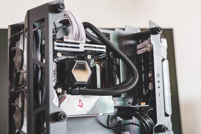 能畅玩三a大作的itx游戏主机,两千元预算性能最强的itx主机